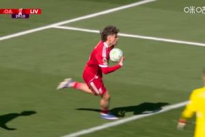 鬼魅跑位！邓克头球后蹭送礼，凯尔凯兹闪身挑射为利物浦1-1扳平